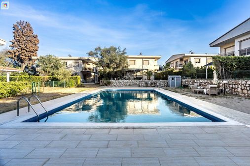 Urla Denizli Mah. Havuz Önü, Geniş Bahçeli Köşe Villa