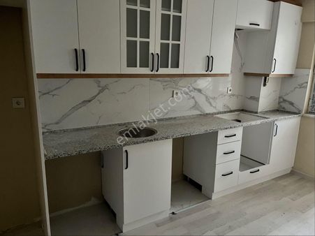 Barbaros’ta Satılık 3 + 1 Kapalı Mutfak Full Üç Katlıının Üçüncü Katı Daire Araba Takası Olur