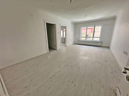 Şafaktepe Mahallesinde Ara Katta Full Yapılı Çift Balkonlu 3+1 Satılık Daire