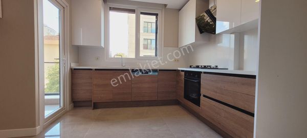 Eriş Emlaktan Bostancı Çarşıda Net 110m2 3+1 Yenibinada Balkonlu