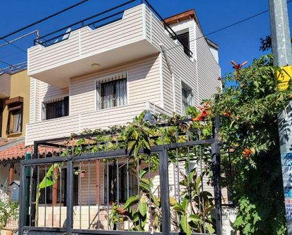 Urla Çeşmealtı'nda Yıllık Kiralık (aylık Ödemeli) 3+1 Eşyalı Müstakil Yazlık
