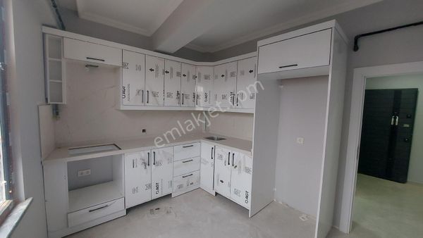 Sultanbeyli Ahmet Yesevi Mahallesi'nde Satılık 2+1 Ara Kat Daire