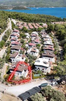 Milas Bozbük'te Denize 600 Metre Mesafede 4+1 Bahçeli Villa