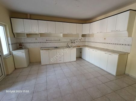 Altıntaş Mahallesinde Kiralık 4+1 İş Yeri