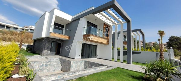 Kuşadasında Deniz Manzaralı Özel Havuzlu Müstakil Akıllı Villa