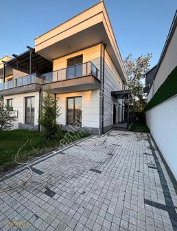 Yuvam Gayrimenkul Sapancadan 3+1 Göl Manzaralı Satılık Villa
