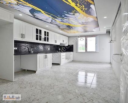 Bahçeşehir Konumunda Satılık Lüks 2+1 Balkonlu Geniş M2 Daire