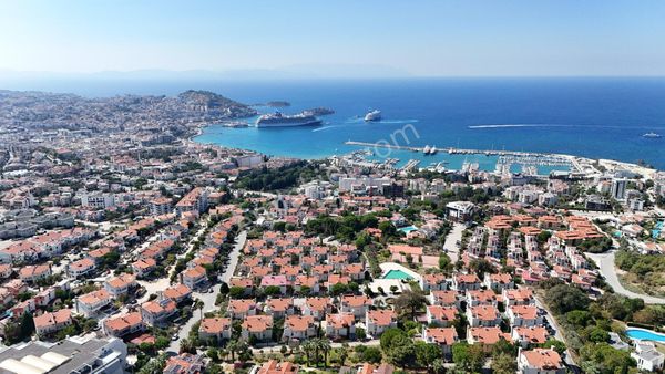 Türkmen Mahallesi Marina Mevkii’nde Çağrı Sitesi’nde 4+1 Satılık Villa