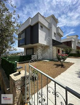 Burhaniye Pelitköy Mahallesi'nde 3+2 Tripleks Satılık Villa