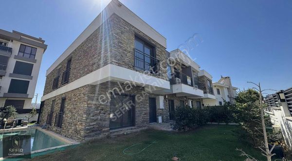 Hıdırlık Mahallesinde Müstakil Bahçeli Havuzlu Villa