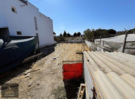 Ana Cadde Üzeri Geniş Bahçeli Müstakil Villa Ve Arsası