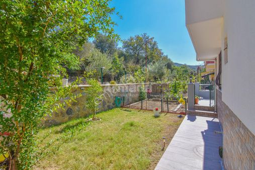 Kuşadası Adakule Sitesi'nde Bahçeli Satılık 3+1 Yazlık