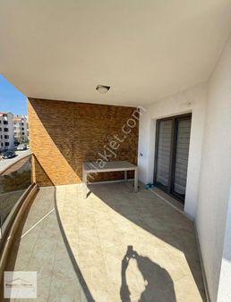 Kuşadası Ege Mah Arakat Doğalgazlı Güvenlikli Havuzlu Sitede 3+1