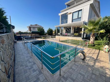 Çeşmeli Sahil'de Özel Havuzlu, Saunalı, Şömineli 5+1 Lüks Villa