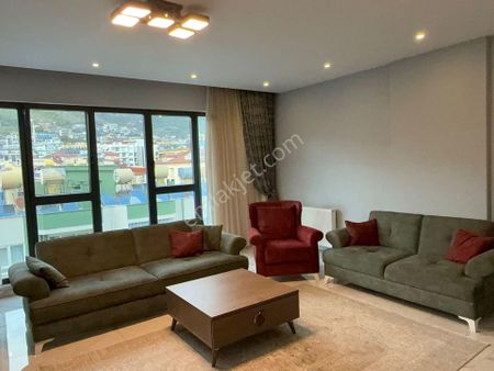 Alanya Güllerpınarı’nda 3+1 Ayrı Mutfaklı Full Eşyalı Daire – Denize 650 M Lüks Site Olanaklarıyla