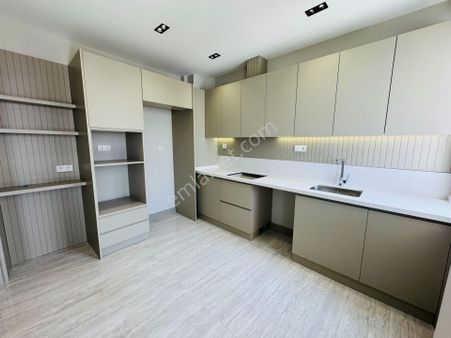 Şehitler Parkı Dibi, Site İçi, Dört Cepheli, Geniş Yapılı Daire