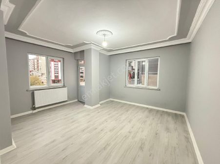 Tuşba Emlaktan Satılık İskanlı Kombili Teras Balkonlu 2+1