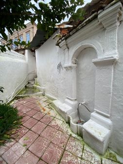 Kale Mahallesinde Satılık 2 Katlı Bahçeli Ev