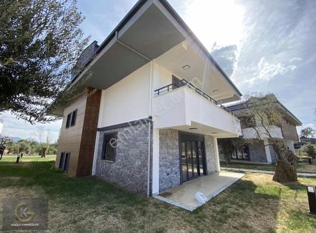 Güçlü Kardeşler Havuzlu Sitede 3+1 Bahçeli Lüks Villa