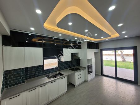 Kızılkeçili'de Doğa Ve Deniz Manzaralı Havuzlu 4+1 Satılık Villa