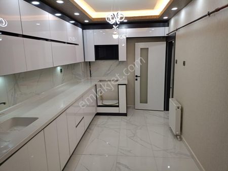 Sincan*akşemsettin Mh*3.ara Kat*cadde Üzeri*3+1*full Yapılı* 3 Cepheli*krediye Uygun*iskanlı