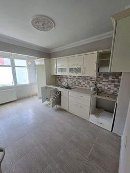 Bahçelievler'de, Dsi Yakını, 140 M2, 3+1 İçi Yapılı Kiralık Daire