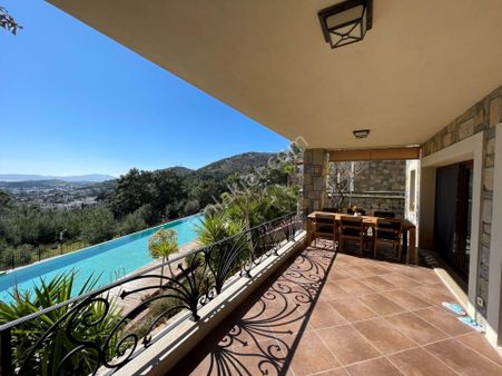 Bodrum Merkezde Havuzlu Ve Güvenli Sitede Eşyalı Kiralık 2+1 Daire