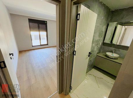 Muratpaşa Güzeloba'da Denize 600m 2+1 İskanlı Dublex Daire