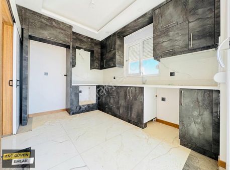 Yeniköyde Ebeveyn Banyolu Ve Çift Balkonlu 2+1 Katta Daire