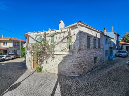 Urlanın Sanat Kokan Sokaklarına Komşu, Satılık Zamansız Taş Ev