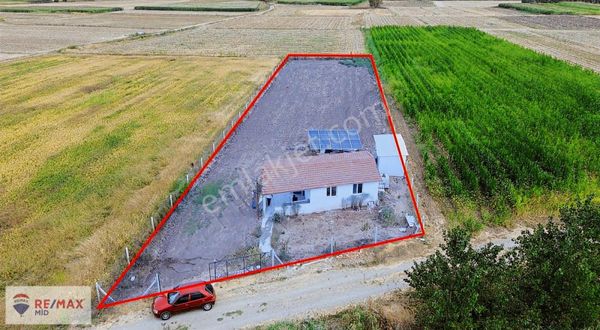 Remax Mıd'den Içınde 1+1 Ev,elektrığı Ve Suyu Olan Fırsat Tarla