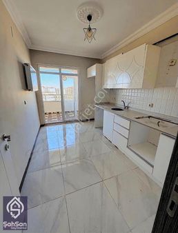 Şahsan'dan Abdulhamithan'da Satılık Ara Kat 2,5+1 Fırsat Dairesi