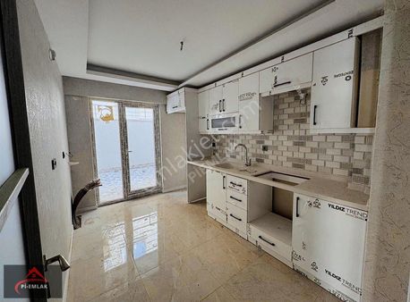 Pi-emlak'tan Karapürçek Caddesin'de Teras Balkonlu Yüksek Giriş