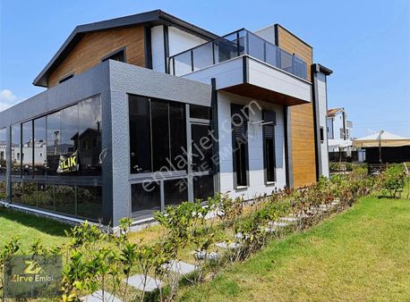 Dikilide Cumhuriyet Mahallesinde Havuzlu Lüks 3+1 Villa