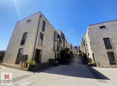 Bahçeşehir 1 Kısım'da D14 Demiröz Sitesi 5+2 280m2 Kiralık Villa