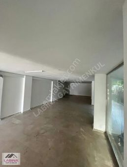 Sefaköy'de 650m2 Depolu Kiralık Dükkan