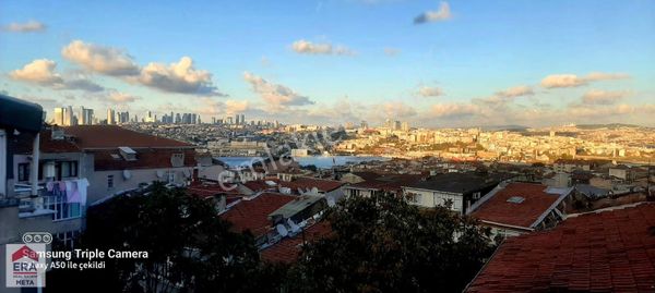 Fatih'te Deniz Manzaralı Teraslı Çatı Katı Kiralık Daire