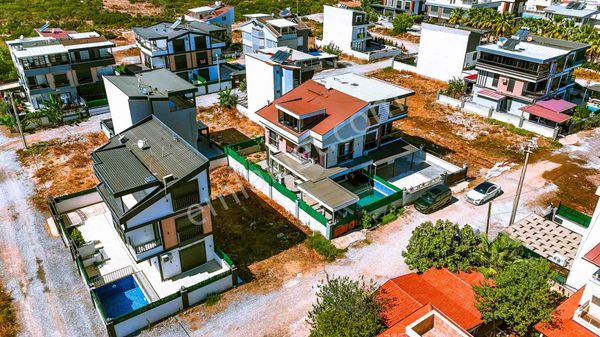 Aydın Didim Efeler Mahallesi'nde Satılık 4+1 Havuzlu Lüks Villa