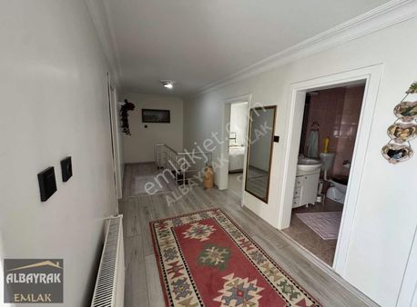Albayrak Emlaktan Çarşıda Çok Büyük Kullanışlı Dublex Daire