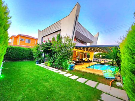Kuşadasında Plaja Ve Büyük Avm'ye Yakın Özel Havuzlu Ful Eşyalı Tek Müstakil Bahçeli Villa