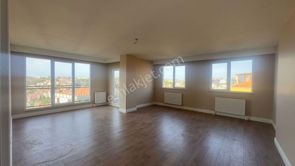 Çengelköy Çamlıktepe 'de Geniş 3+1 Kiralık Daire