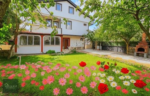 320 M² Merkezi Konumda Çift Tapulu Bahçeli Yenilenmiş Mülk