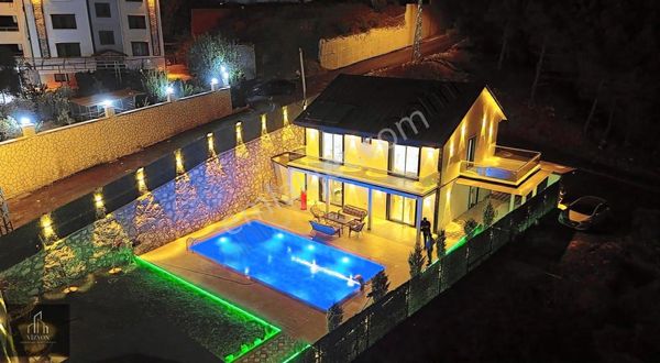 Karaksı Yolunda Ultra Lüks Havuzlu Villa