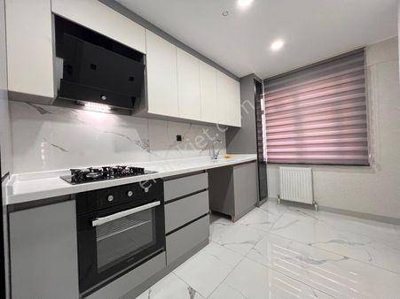 Fırsat Dairesi Çiçeklide İki Cadde Arası 2+1 Lüx Yapılı Katta