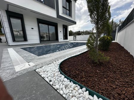 Kuşadası Kadınlar Denizi Özel Havuzlu Doğalgazlı Sıfır Villa