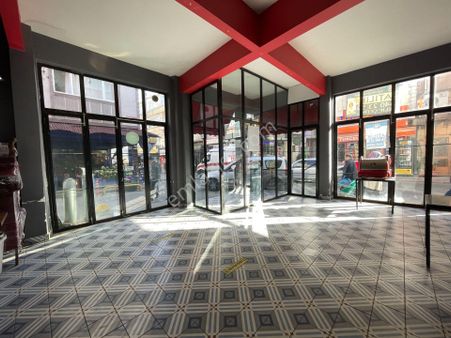 Cerrahpaşa’da Ana Cadde Üzerinde Köşe Konumlu Kiralık Şık Dükkan