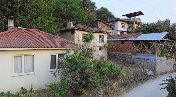 Göynük Ekinciler Köyünde 372 M2 Arsa İçinde İki Adet Ev