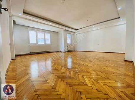 Hatay Caddesi'nde Metroya Yürüme Mesafesinde 170 M² Geniş Daire