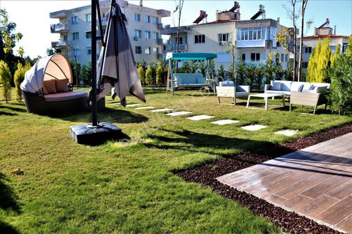 Kuşadası Marinada Geniş Bahçe Kullanımına Sahip Havuzlu Sitede