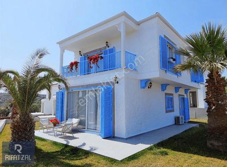 Ayvalık Şirinkent'de Havuzlu Sitede Deniz Manzaralı Villa